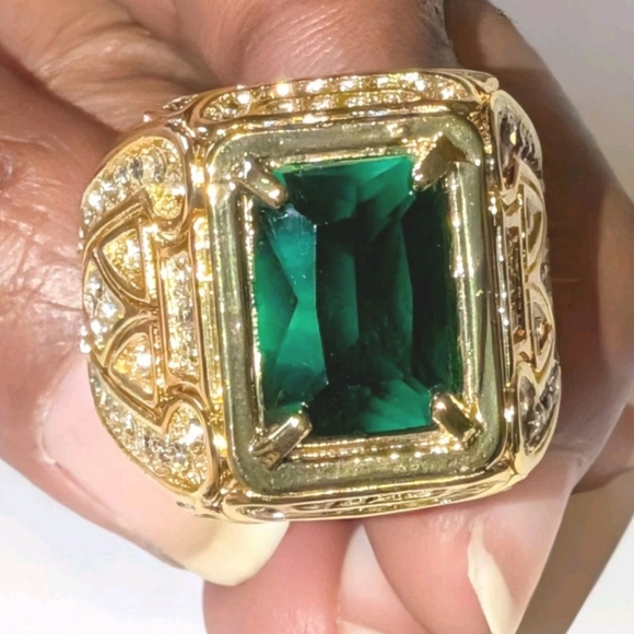 Elegant Green and Gold mens Ring Sz 13